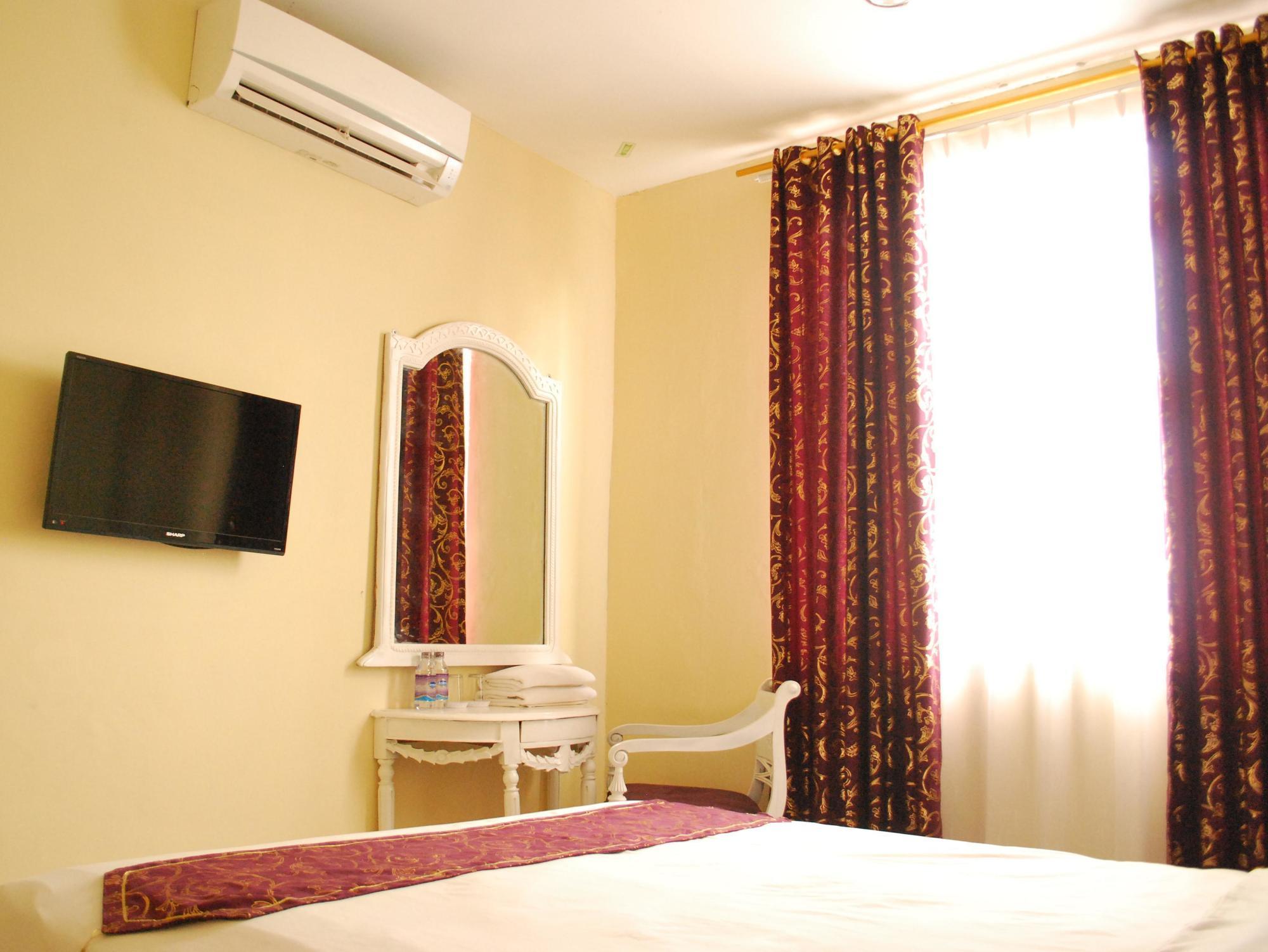 Wijaya Imperial Hotel Baturetno Buitenkant foto