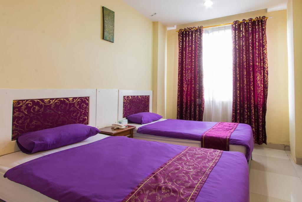 Wijaya Imperial Hotel Baturetno Buitenkant foto