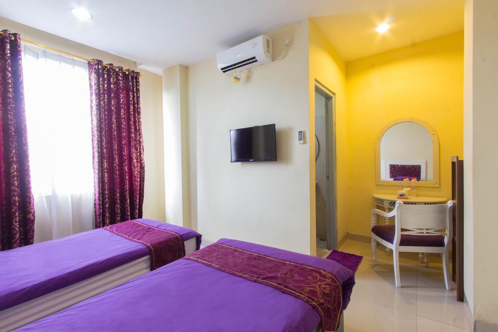 Wijaya Imperial Hotel Baturetno Buitenkant foto