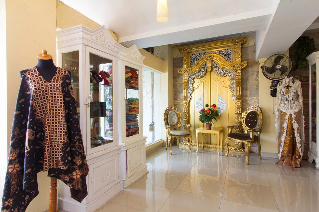 Wijaya Imperial Hotel Baturetno Buitenkant foto