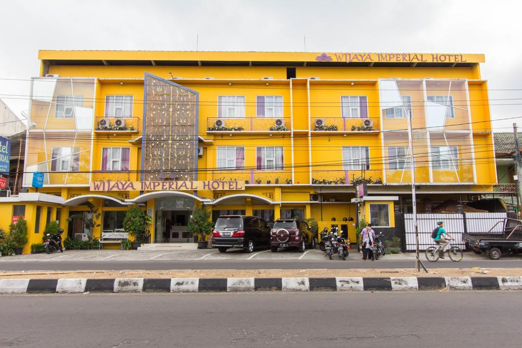 Wijaya Imperial Hotel Baturetno Buitenkant foto